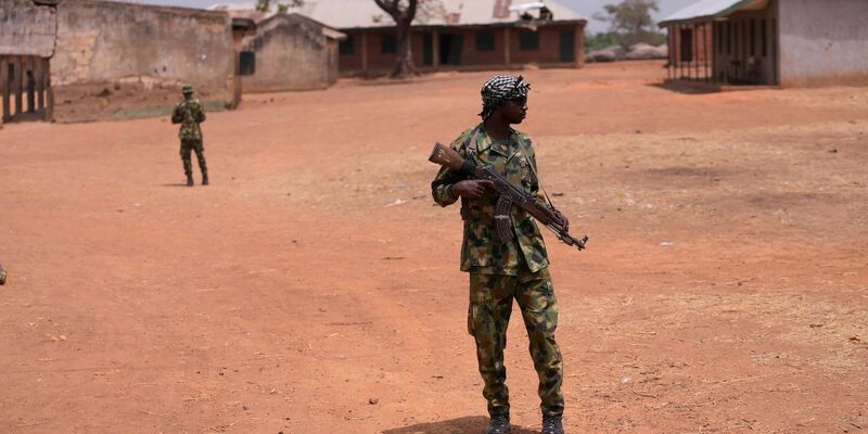 Nigerianische Soldaten patrouillieren an der LEA Primary and Secondary School Kuriga, wo die Schüler entführt wurden. - Foto: Sunday Alamba/AP/dpa