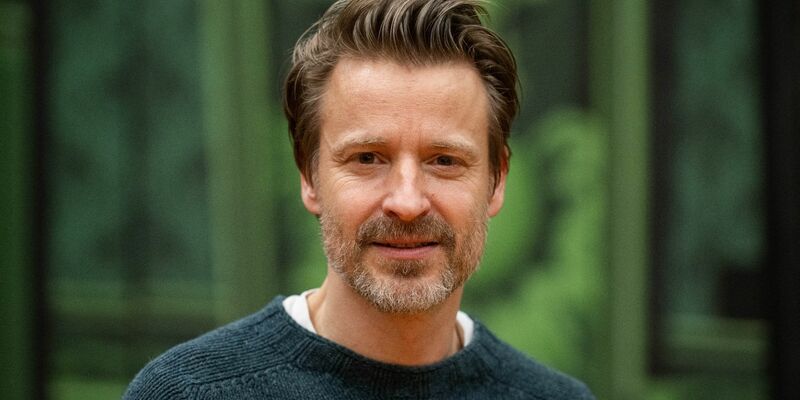 Max von Pufendorf, Schauspieler, steht vor einer Theaterkulisse vom Stück «Cluedo» auf der Probebühne der Komödie am Kurfürstendamm im Theater am Potsdamer Platz. - Foto: Christophe Gateau/dpa