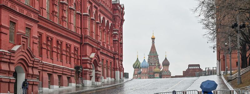 Der Rote Platz ist nach dem Anschlag in Moskau abgesperrt. - Foto: Cao Yang/XinHua/dpa