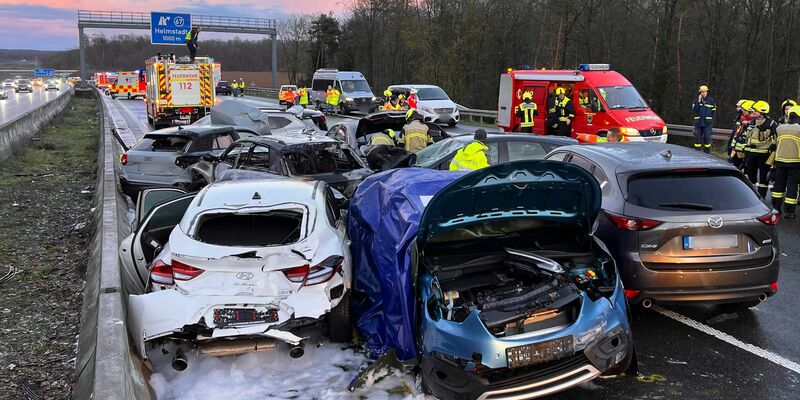 Mehrere Fahrzeuge stehen nach der Massenkarambolage teils stark beschädigt an der Unfallstelle. - Foto: Merzbach/News5/dpa