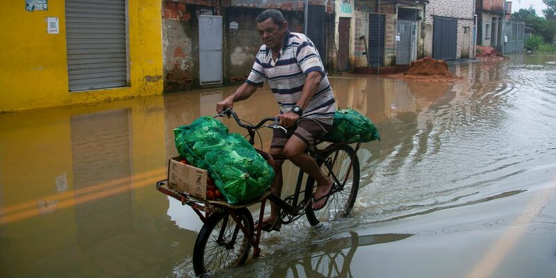 Schwerer Regen hat in Teilen Brasiliens zu Überschwemmungen, Sturzfluten und Erdrutschen geführt. - Foto: Bruna Prado/AP/dpa