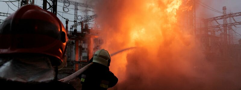 Angriffe auf Energieanlagen in der Region Charkiw führten zu Stromausfällen. - Foto: Yakiv Liashenko/AP/dpa