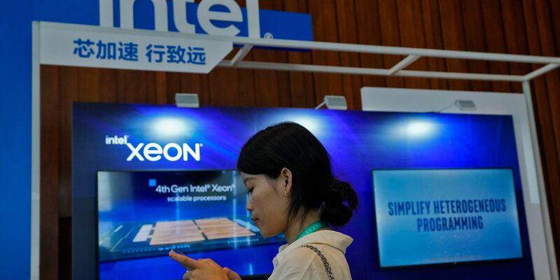 Ein Intel-Stand in Peking wirbt während einer Messe für Xeon-Chips. - Foto: Andy Wong/AP/dpa