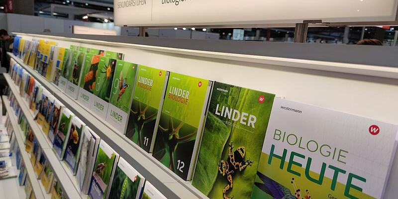 Schulbücher für Naturwissenschaften (Archiv) - Foto: über dts Nachrichtenagentur