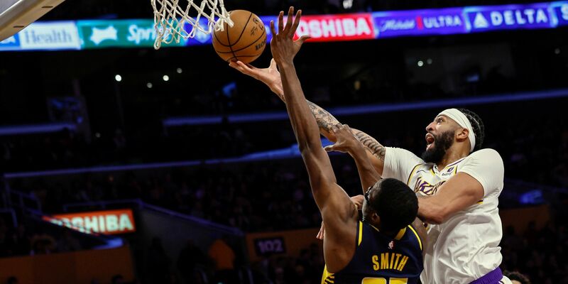 Lakers-Forward-Center Anthony Davis (r) punktet - insgesamt sorgte er für 36 Zähler. - Foto: Etienne Laurent/AP/dpa