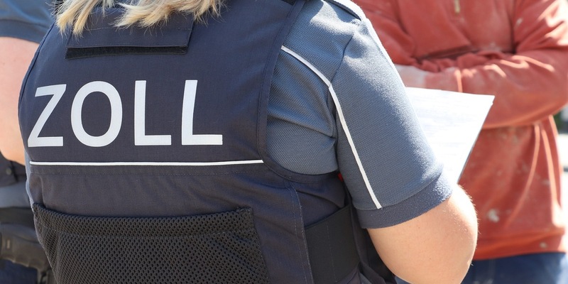 HZA-MS: Zoll trifft elf illegal Beschäftigte auf Glasfaserbaustelle im Kreis Borken an / Nur zwei Bauarbeiter durften auf der Baustelle arbeiten - Foto: presseportal.de