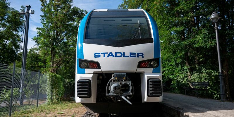 Ein Batterie-Elektrozug des Unternehmens Stadler. - Foto: Christophe Gateau/dpa