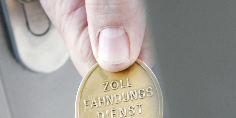 ZOLL-S: Streaming-Angebot für russische TV-Sender gestoppt Zollfahndung ermittelt wegen Verstößen gegen EU-Sanktionen - Vermögensarreste über rund 120.000 EUR erlassen - Foto: presseportal.de