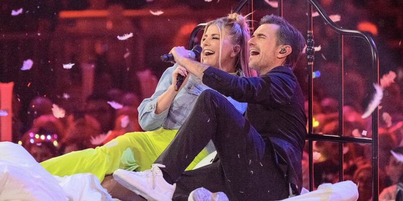 Der Moderator Florian Silbereisen und die Sängerin Beatrice Egli traten Spekulationen über ein mögliches Verhältnis mit dem Song «Das wissen nur wir» entgegen. - Foto: Monika Skolimowska/dpa