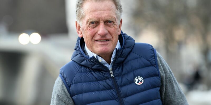 Hans Zach, ehemaliger Eishockey-Bundestrainer, fühlt sich auch mit fast 75 noch «pumperlgsund». - Foto: Sven Hoppe/dpa