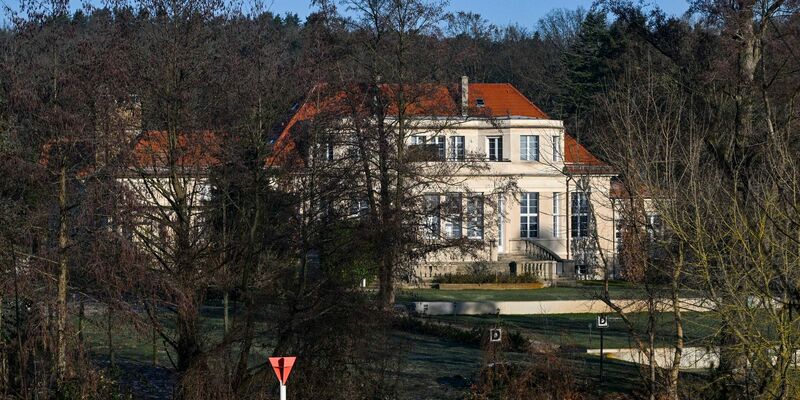 Blick auf ein Gästehaus in Potsdam, in dem AfD-Funktionäre sowie einzelne Mitglieder der CDU und der erzkonservativen Werteunion an einem Rechten-Treffen teilgenommen haben. - Foto: Jens Kalaene/dpa