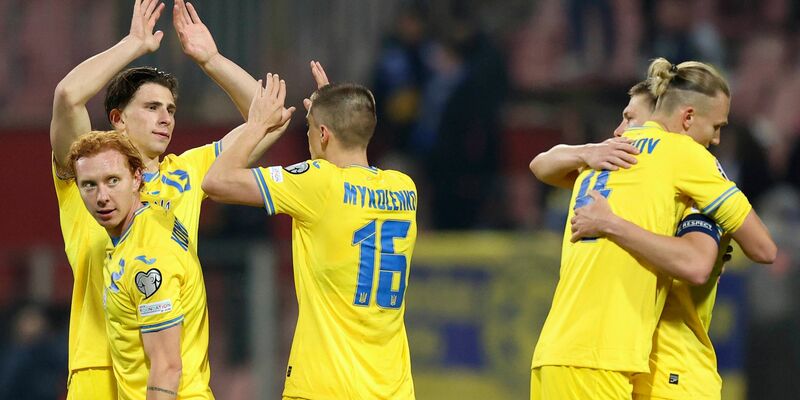 Ukrainische Spieler feiern nach dem Einzug ins Playoff-Finale. - Foto: Armin Durgut/AP/dpa