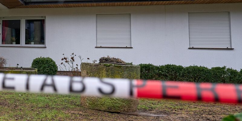 Das Anwesen ist einen Tag nach einer Gewalttat mit mehreren Toten mit Absperrband der Polizei versehen (Archivbild). - Foto: Sascha Ditscher/dpa