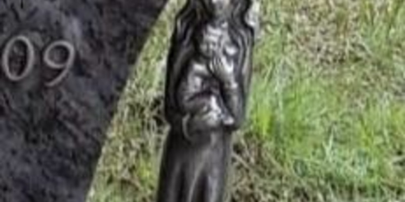 POL-PDPS: Diebstahl einer Grabfigur - Foto: presseportal.de