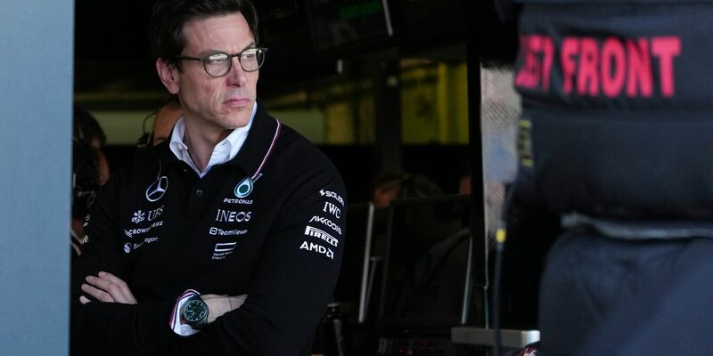 Teamchef Toto Wolff kommt mit seinem Mercedes-Team nicht voran. - Foto: Asanka Brendon Ratnayake/AP