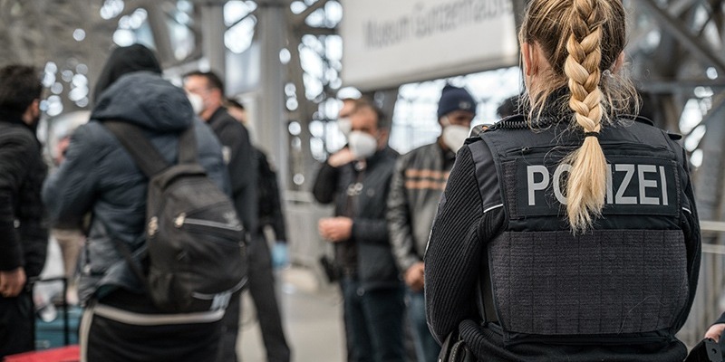 Bundespolizeidirektion München: Reiselustige Asylbewerber/ Bundespolizei bringt zwei Männer in Abschiebehaftanstalt - Foto: presseportal.de