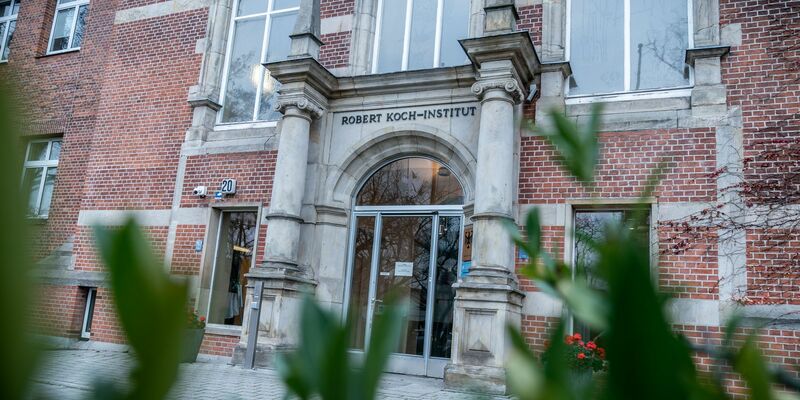 Der Eingang zum Robert Koch-Institut (RKI) - Foto: Michael Kappeler/dpa