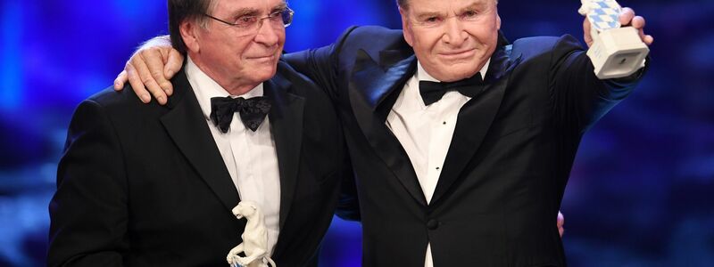 Elmar und Fritz Wepper (l) 2019 bei der Verleihung des Bayerischen Fernsehpreises. - Foto: Tobias Hase/dpa