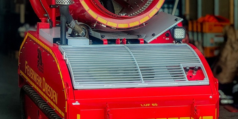 FW Dresden: Sechs Verletzte bei einem Brand in einer Montagehalle - Foto: presseportal.de