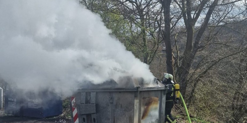FW-EN: Wetter (Ruhr): Unterstützung Krankentransport und Containerbrand - Foto: presseportal.de