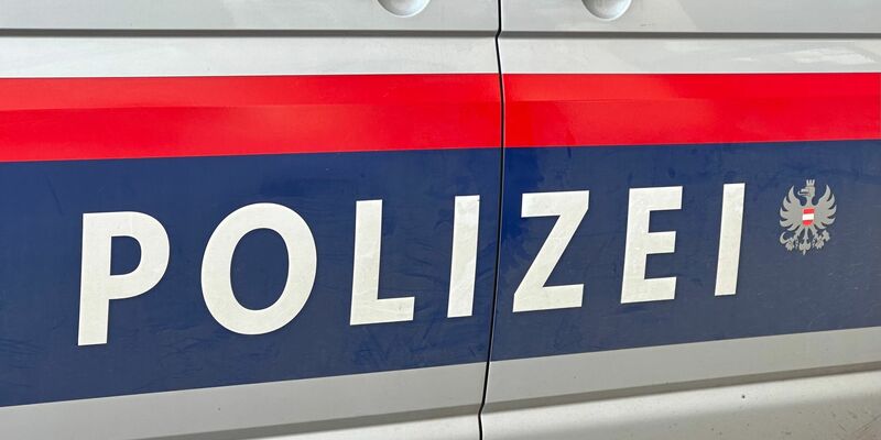 Der Schriftzug «Polizei» auf einem Einsatzfahrzeug in Österreich (Symbolbild). - Foto: Matthias Röder/dpa