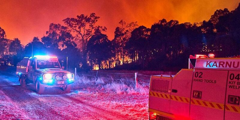 Ein Buschfeuer wütet seit Samstag zwischen den Orten Waroona und Pinjarra an der Westküste Australiens. - Foto: Erik Swaby/DEPARTMENT OF FIRE AND EMERGENCY SERVICES WA/AAP/dpa