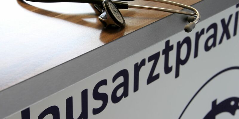 Ein Hausarzt in Spenge wird von einem Patienten zusammengeschlagen - jetzt fordern Mediziner eine Strafrechtsverschärfung. (Symbolbild) - Foto: Stephan Jansen/dpa