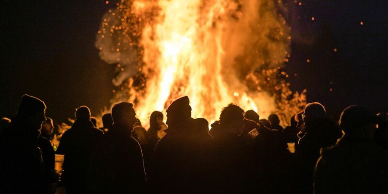 Osterfeuer im Cottbuser Ortsteiles Branitz. Immer wieder ein Thema dabei: die Feinstaubbelastung. - Foto: Frank Hammerschmidt/dpa