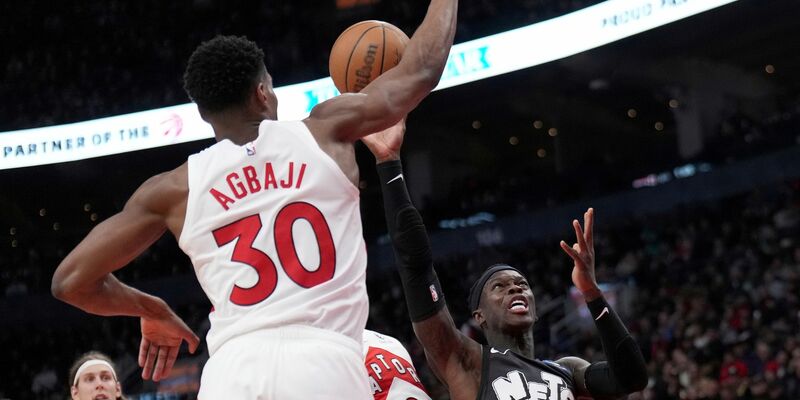 Dennis Schröder (r), Guard der Brooklyn Nets, zieht am Toronto Raptors-Guard Ochai Agbaji vorbei zum Korb. - Foto: Nathan Denette/The Canadian Press/AP/dpa