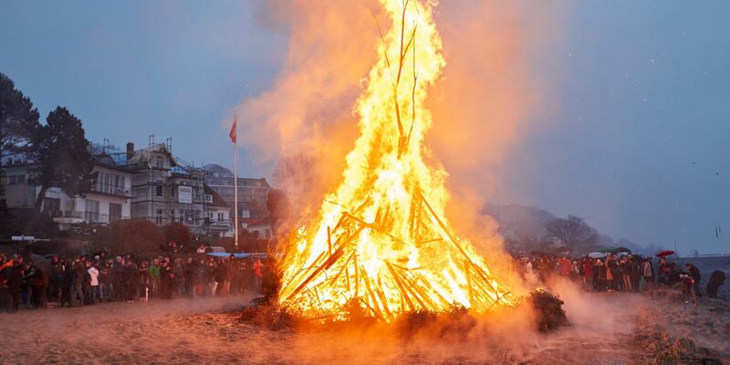 Die Konzentration von Feinstaub wird durch die Osterfeuer örtlich erhöht. - Foto: Georg Wendt/dpa