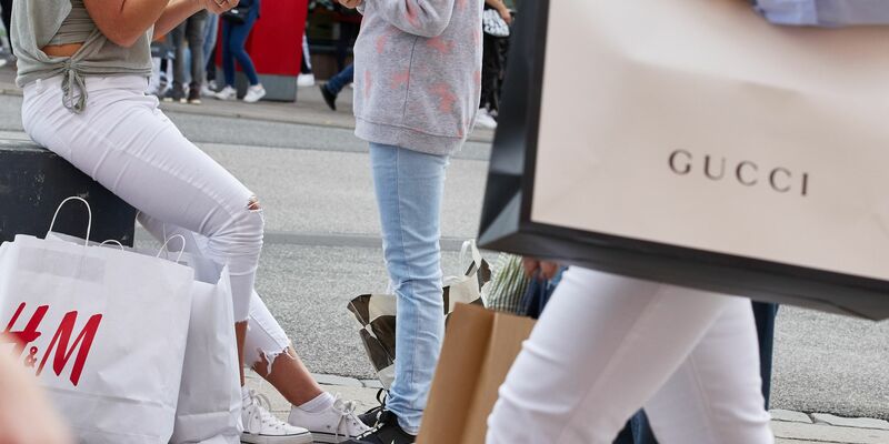 Passanten mit Einkaufstüten: «Die Erholung des Konsumklimas kommt langsam und nur sehr schleppend voran». - Foto: Georg Wendt/dpa