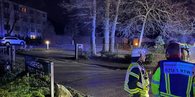 FF Bad Salzuflen: Defekte Batterien sorgen für Feuerwehreinsatz in Seniorenheim / Rund 35 Kräfte sind in der Nacht zu Dienstag am Gröchteweg beschäftigt - Foto: presseportal.de