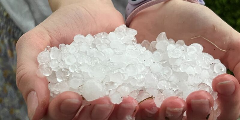 Hagelkörner nach einem Unwetter. - Foto: Christoph Trost/dpa