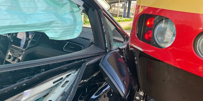 POL-PDLD: Wörth - Unfall zwischen Straßenbahn und Auto - Foto: presseportal.de
