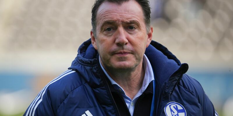Sportdirektor Marc Wilmots schwört S04 auf die entscheidende Saisonphase ein. Es geht um nichts weniger als die Existenz des Clubs. - Foto: Soeren Stache/dpa