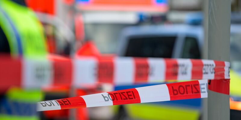 Ein Mitarbeiter des Phantasialands wurde von einer Achterbahn erfasst und ist gestorben (Symbolbild). - Foto: Jonas Walzberg/dpa