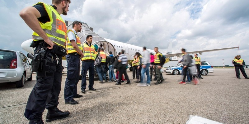 Bundespolizeidirektion München: Flüge nach Sofia, London, Tirana und Istanbul/ Bundespolizei weist vier Migranten mit dem Flugzeug zurück - Foto: presseportal.de