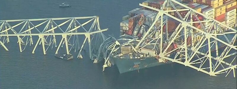 Die Francis Scott Key Bridge ist nach der Kollission mit einem Schiff teilweise eingestürzt. Die Brücke ist mehr als 2,5 Kilometer lang. - Foto: Uncredited/WJLA/AP/dpa