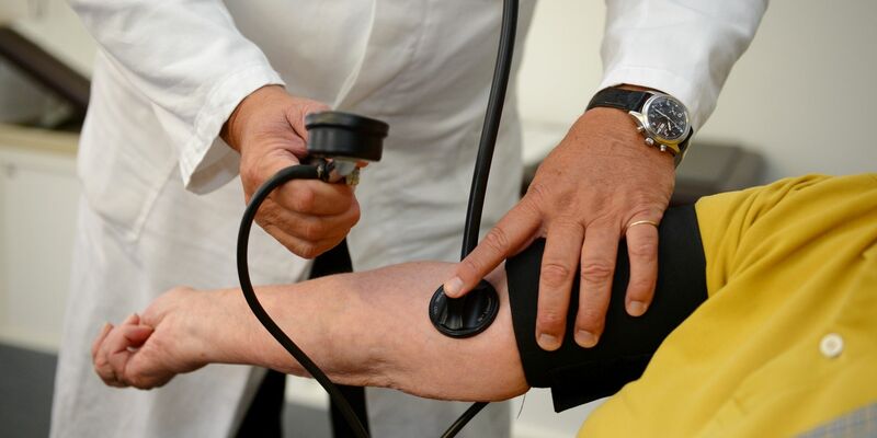 Patientin bei einem Hausarzt: Privatversicherte müssen in der Breite mit Beitragserhöhungen rechnen. - Foto: Bernd Weißbrod/dpa