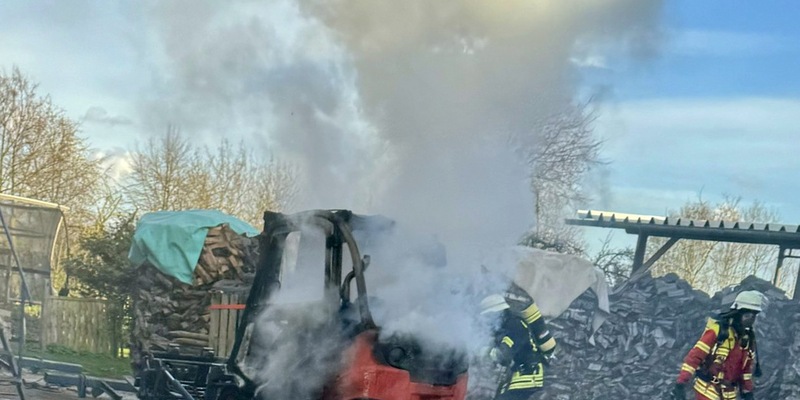 FW Minden: Brennender Gabelstapler lässt Rauchsäule aufsteigen - Foto: presseportal.de