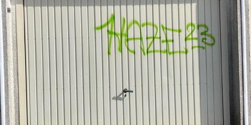 POL-SI: Unbekannte sprühen Graffitis auf Garagentore - #polsiwi - Foto: presseportal.de