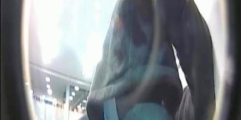 POL-GI: Polizei fahndet mit Fotos nach Räuber / Wer kann Angaben zur Identität des Unbekannten machen? - Foto: presseportal.de