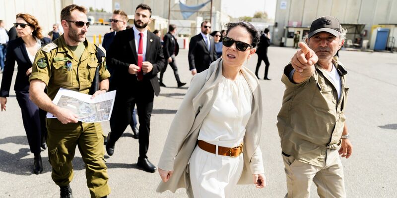 Bei ihrem Besuch in Israel schaut sich Annalena Baerbock die Abfertigung von Hilfsgütern am Grenzübergang Kerem Schalom im Süden des Landes an. - Foto: Christoph Soeder/dpa-Pool/dpa