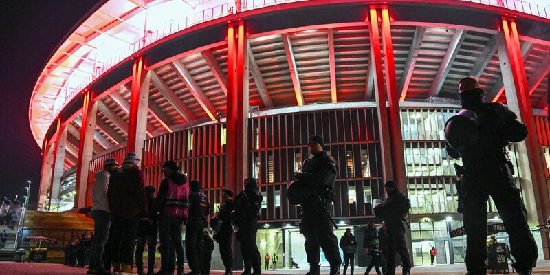 Während der Fußball-Europameisterschaft werden viele Polizeibeamte zur Sicherung der Stadien eingesetzt (Archivbild). - Foto: Arne Dedert/dpa