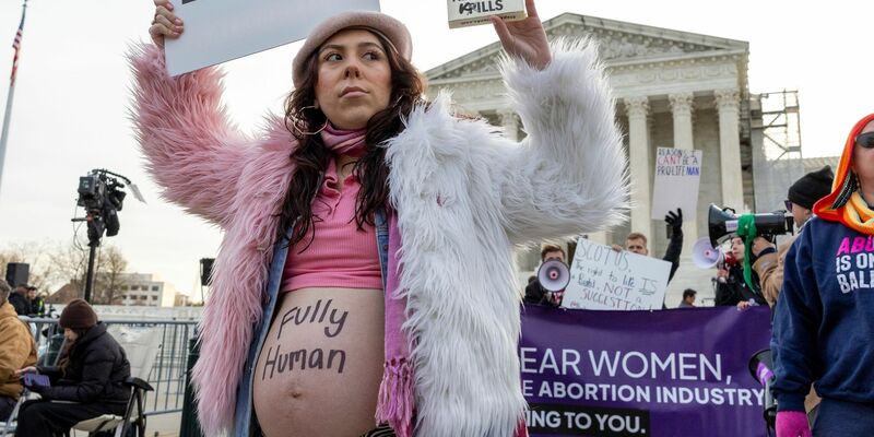 Hunderte Menschen demonstrieren vor dem Supreme Court in Washington. Dort beginnt heute eine Anhörung zur weiteren Zulassung einer Abtreibungspille. - Foto: Amanda Andrade-Rhoades/AP/dpa