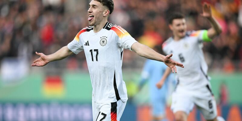 U21-Nationalspieler Brajan Gruda (l) bejubelt seinen Treffer zum 1:0. - Foto: Hendrik Schmidt/dpa