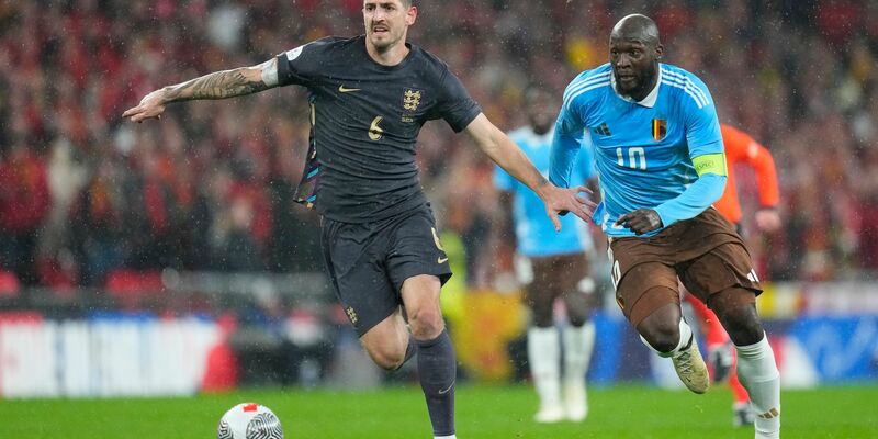 Lewis Dunk (l) aus England im Laufduelle mit dem Belgier Romelu Lukaku. - Foto: Kirsty Wigglesworth/AP/dpa