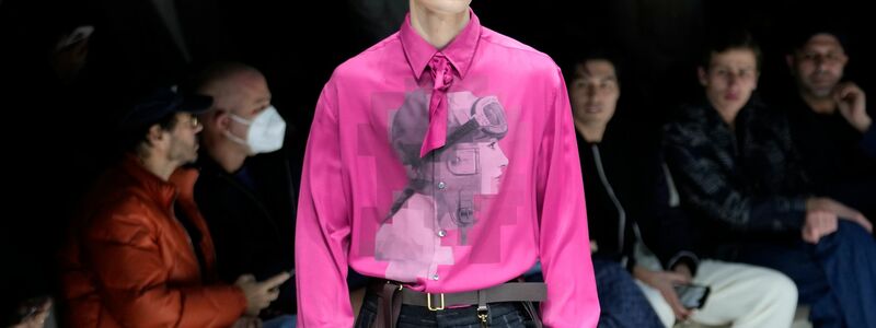 Man(n) trägt Pink: Ein Männermodel zeigt ein pinkfarbenes Hemd der Emporio Armani Männerkollektion auf der Männermodewoche in Mailand. - Foto: Luca Bruno/AP/dpa