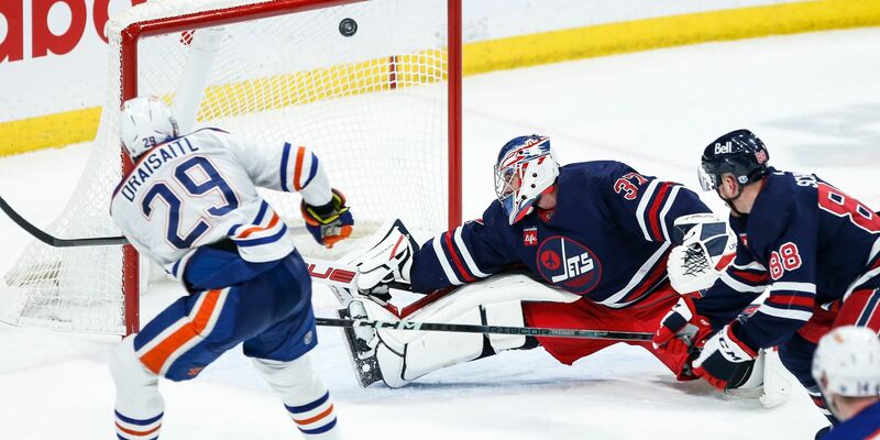 Leon Draisaitl (l) kommt in dieser Saison nun auf 38 Tore. - Foto: JOHN WOODS/The Canadian Press/AP/dpa