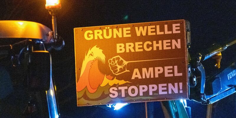Plakat mit der Aufschrift «Grüne Welle brechen - Ampel stoppen» während eines Bauernprotestes. - Foto: Stefan Sauer/dpa
